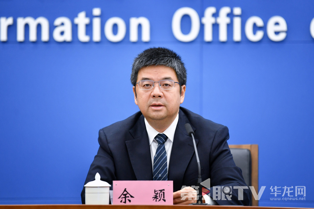 市规划自然资源局党组成员、副局长余颖回答记者提问。第1眼TV-华龙网记者 李一鸣 摄