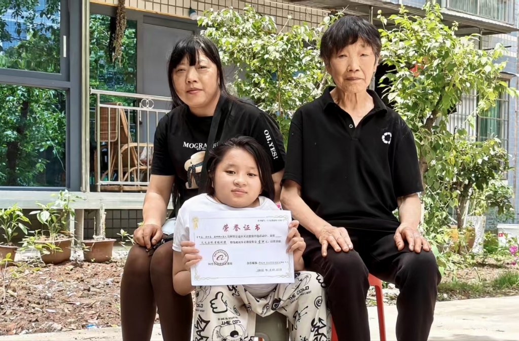 李贤菊、梁万菊、梁娜娜一家人获评“天天正能量特别奖”。开州区融媒体中心供图