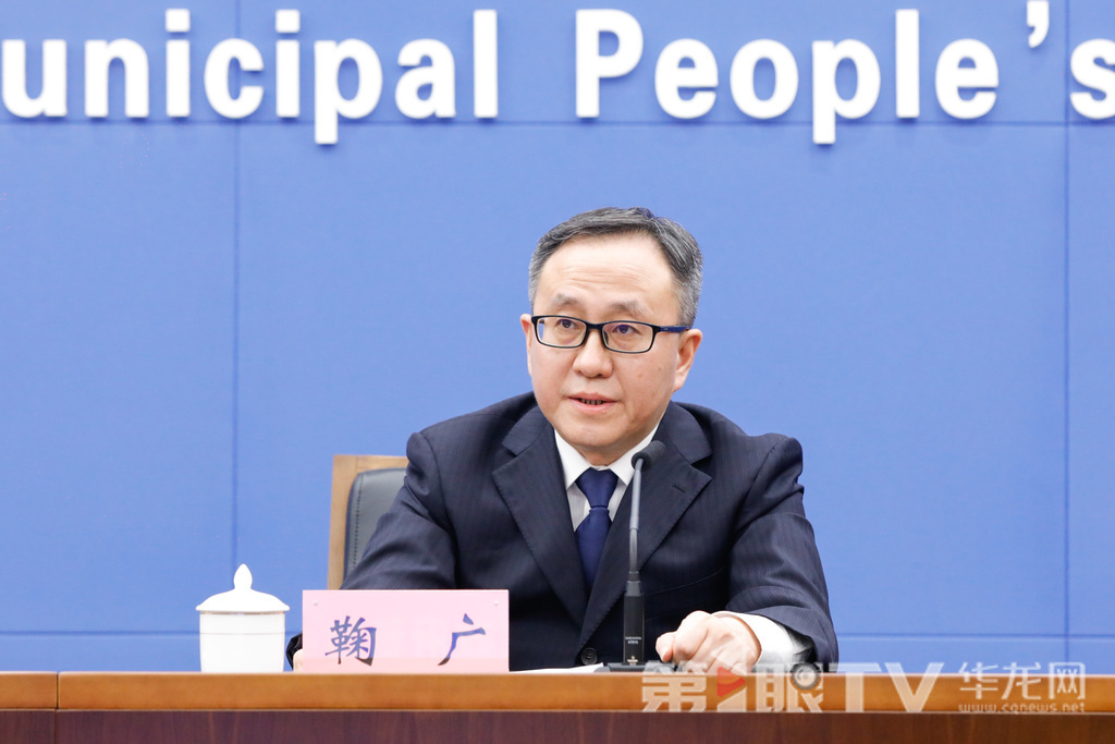 市规划自然资源局党组成员、二级巡视员、总工程师鞠广回答记者提问。第1眼TV-华龙网记者 石涛 摄