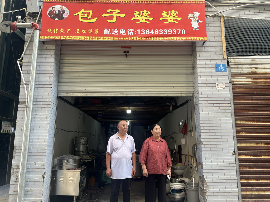 陈淑梅夫妇。第1眼TV-华龙网记者陈美西摄