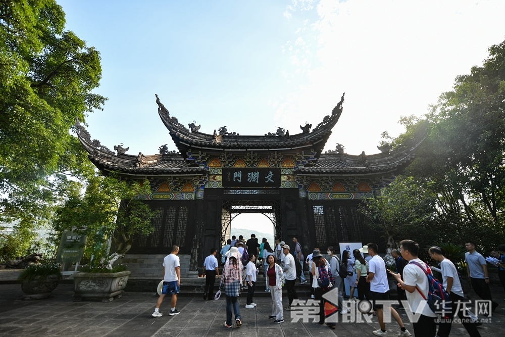 央媒记者们前往汉丰湖采访。第1眼TV-华龙网记者 李一鸣 摄