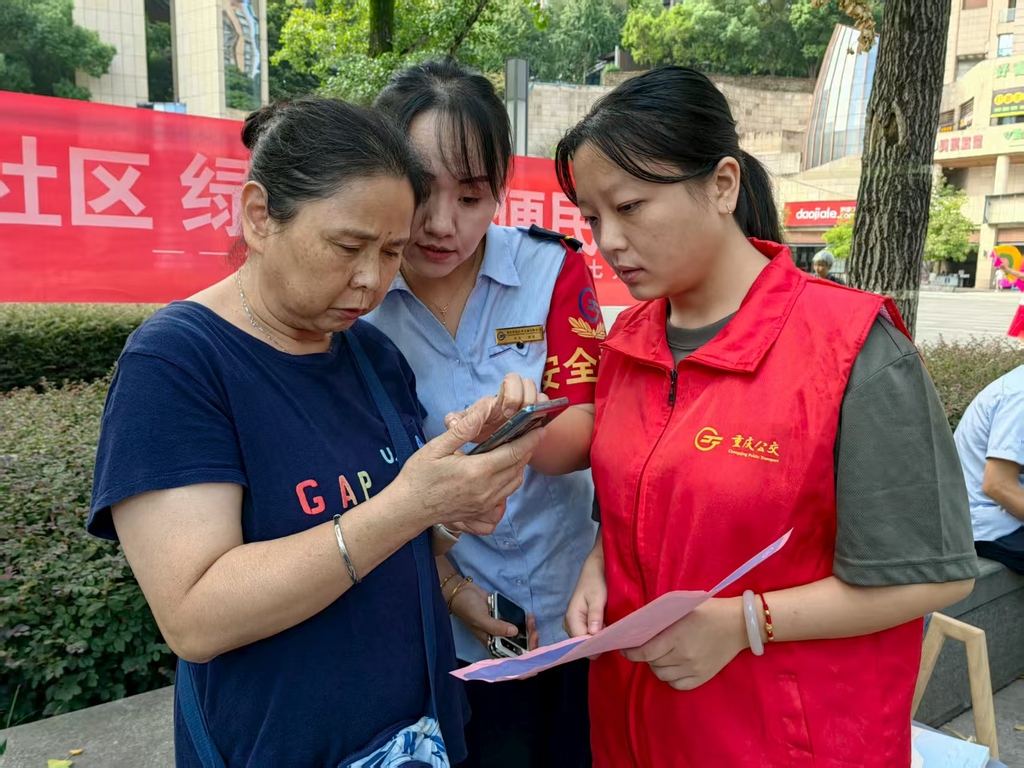 公交志愿者为老人讲解敬老卡升级的办理流程。受访者供图