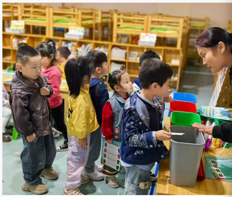 孩子们在学习分类投放生活垃圾。受访者供图