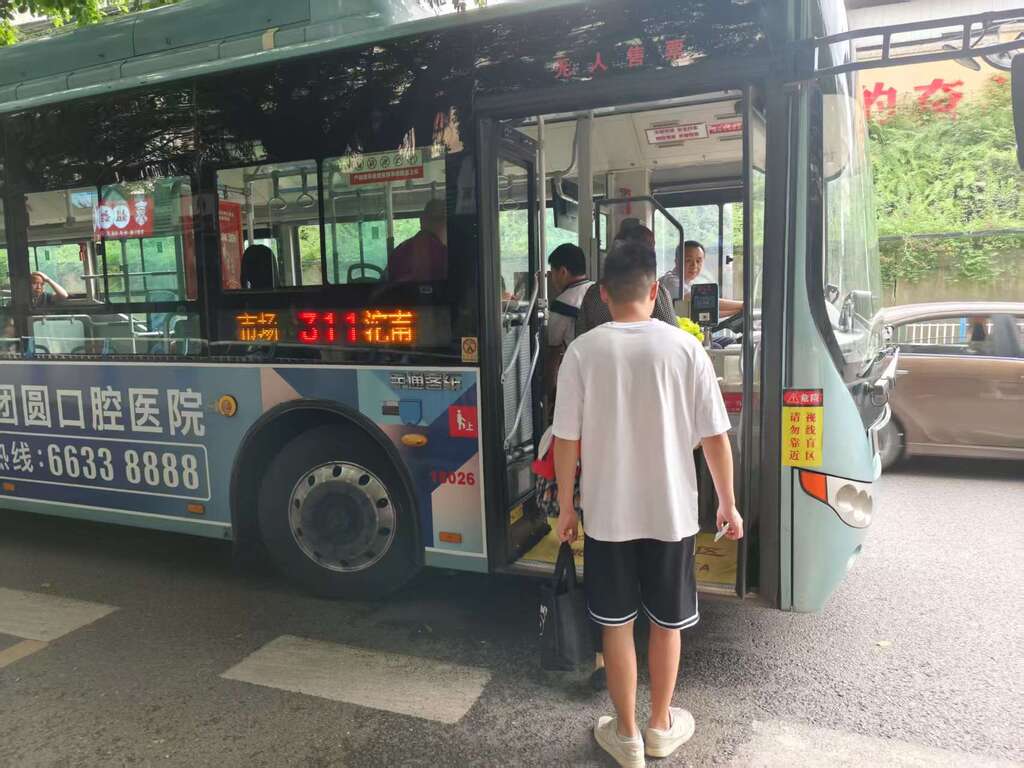 乘客有序上车。受访者供图