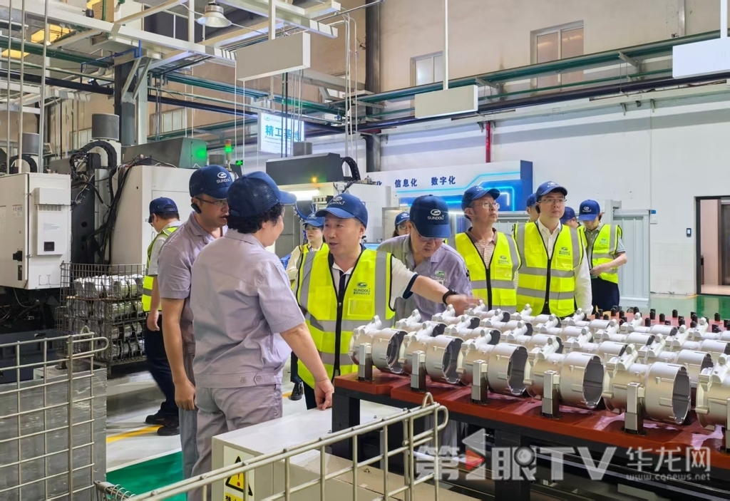 大国工匠走访企业生产线。第1眼TV-华龙网 李舒 摄