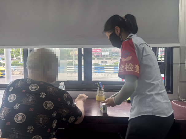 老人在调度室休息。受访者供图
