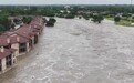 得州洪灾已致111人死亡，仍有至少172人失踪，州长称未料到会出现9米高海啸水墙