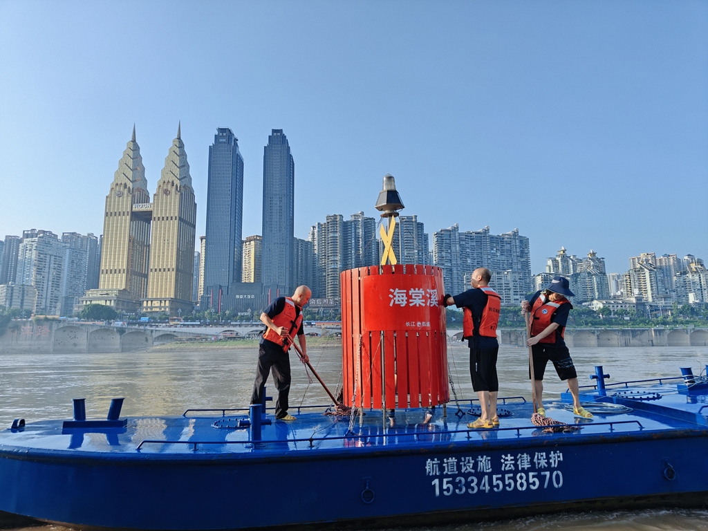 航道职工在清洗标志船。受访者供图