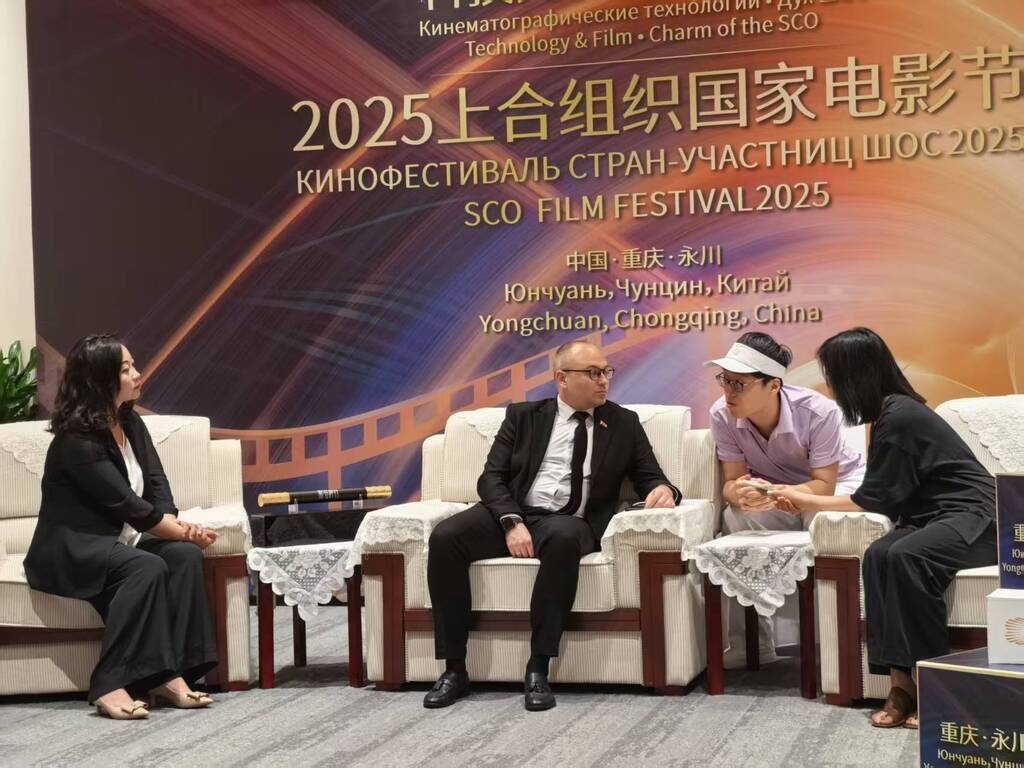 四川外国语大学师生在2025上合组织国家电影节担任志愿者。受访单位供图