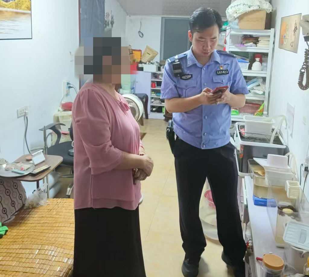 民警确认老人账户资金安全。 警方供图