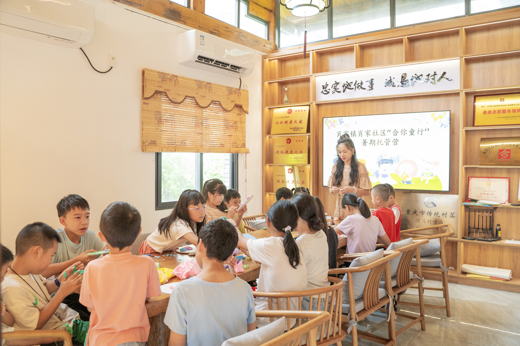 朋友们和志愿者一起正在制作黏土画。主办方供图