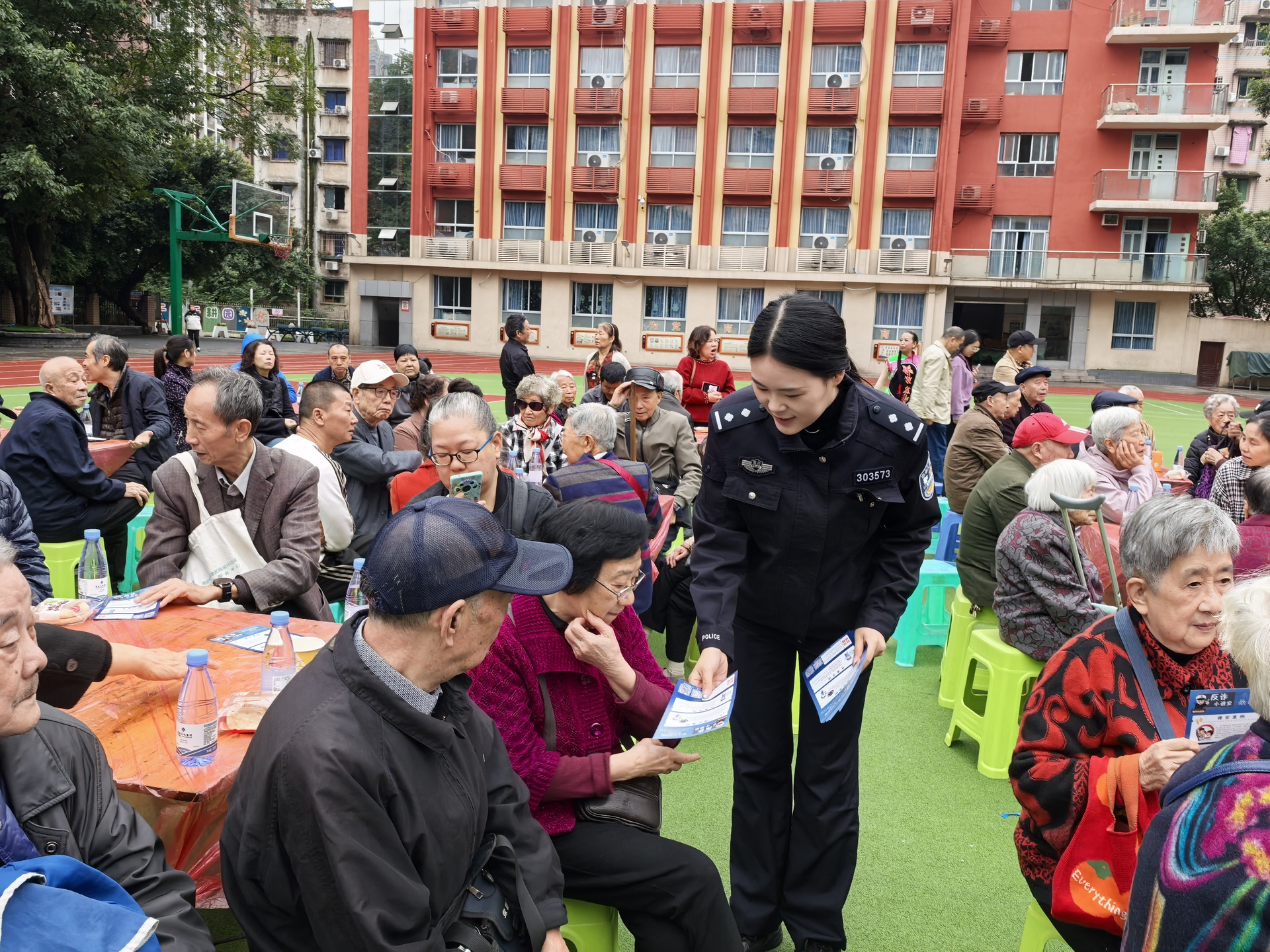 民警为老人进行反诈宣传。 警方供图
