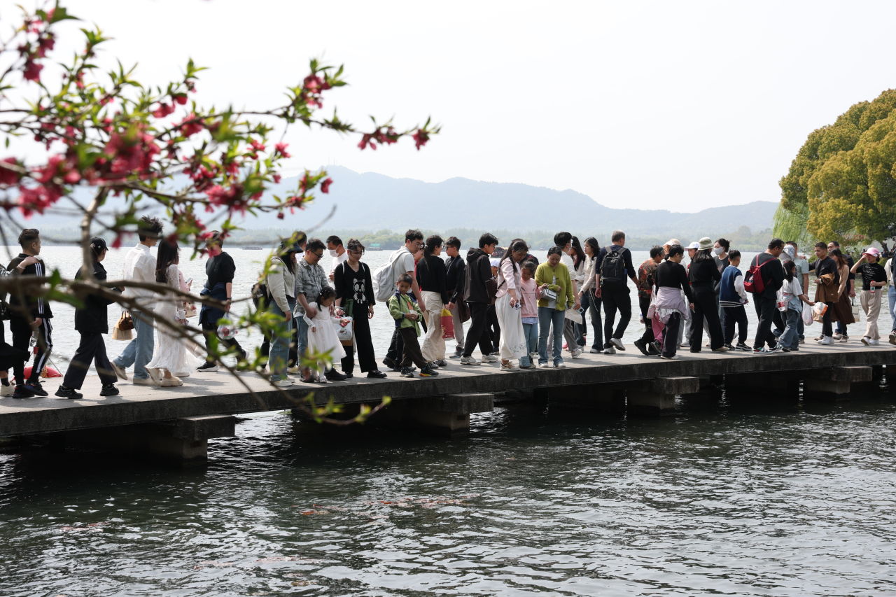 促进旅游产业发展是提振消费的重要手段。 图为2025年4月6日的杭州西湖景区。(视觉中国|供图)