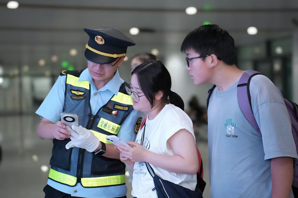 执法人员为旅客提供问询答疑。受访者供图