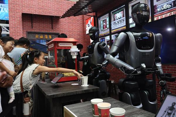 7月27日，人形机器人在展览现场为参观者提供爆米花和饮料。新华社记者方喆 摄 