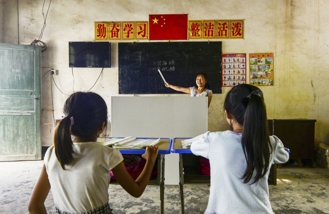 2019年9月11日,湖南永州祁阳市羊角塘镇万福小学只有1名老师2名学生,教师陈社华在给学生上课。(视觉中国/图)