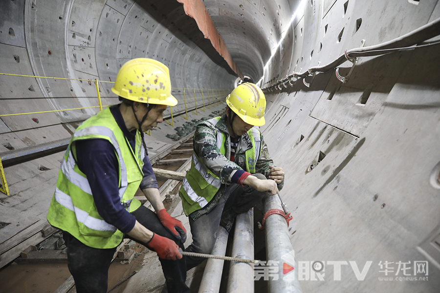 “渝越1号”TBM,以每天15米的速度夜以继日地向菜袁路站方向掘进。第1眼TV-华龙网首席记者 李文科 摄