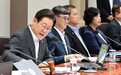 开会不打领带，李在明带了个头