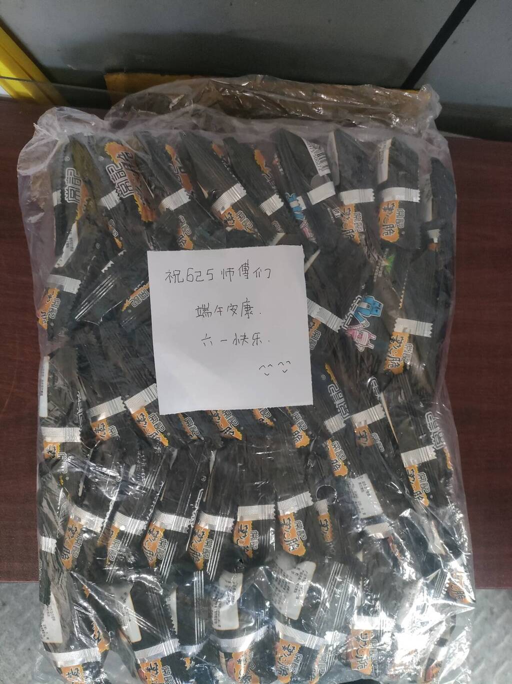 乘客悄悄留在车上的礼物。受访者供图