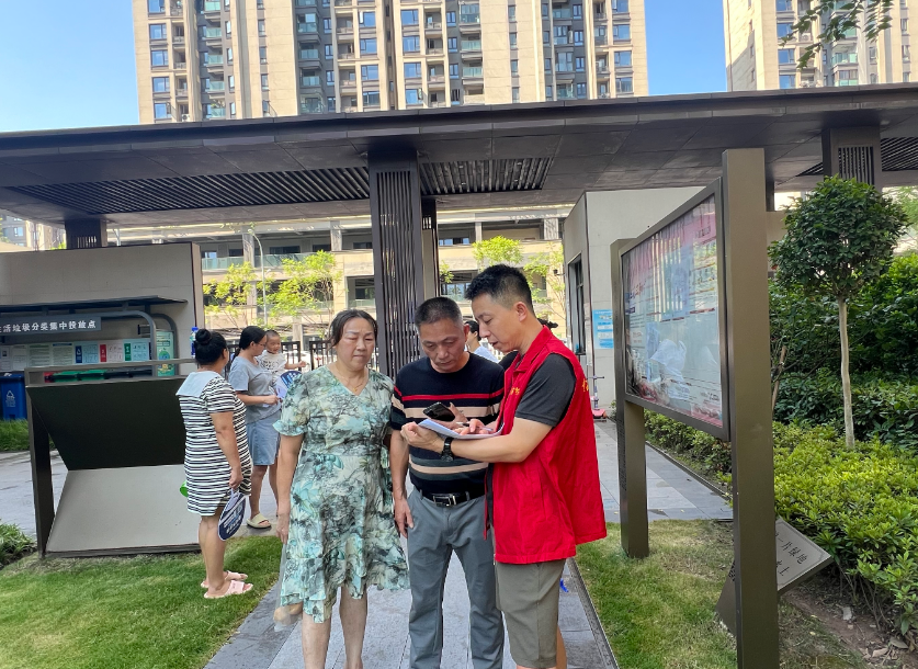 公交志愿者现场收集居民出行建议。受访者供图