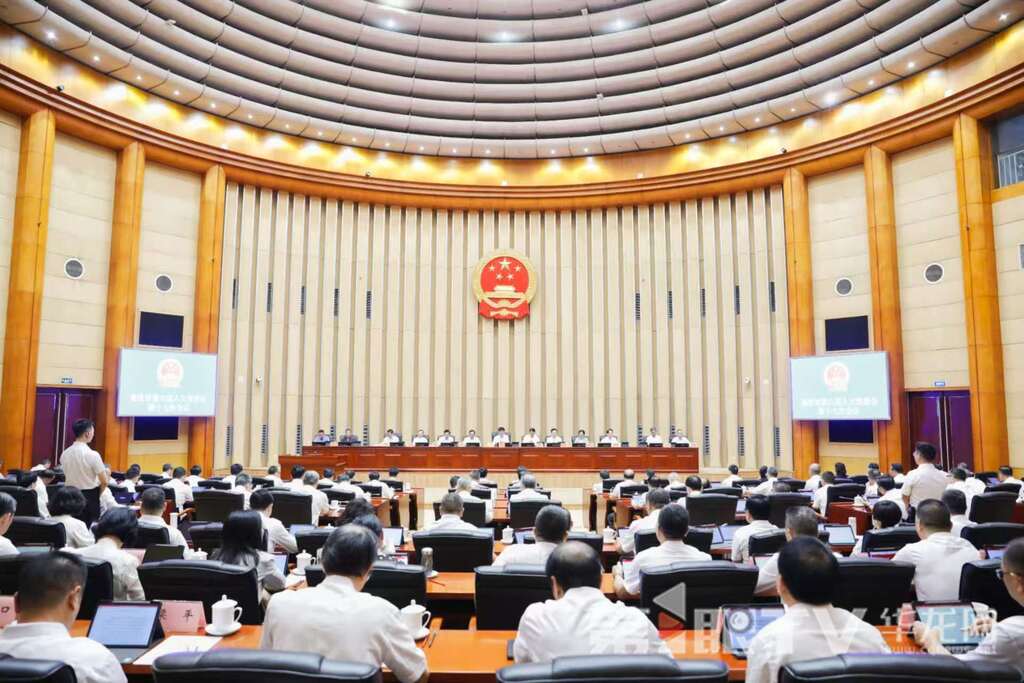 7月29日，重庆市六届重庆市六届人大常委会第十七次会议第一次全体会议现场。第1眼TV-华龙网记者 石涛 摄