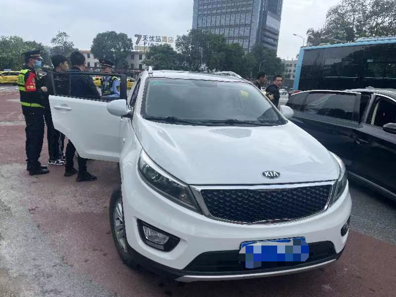 “黑车”被查。受访者供图