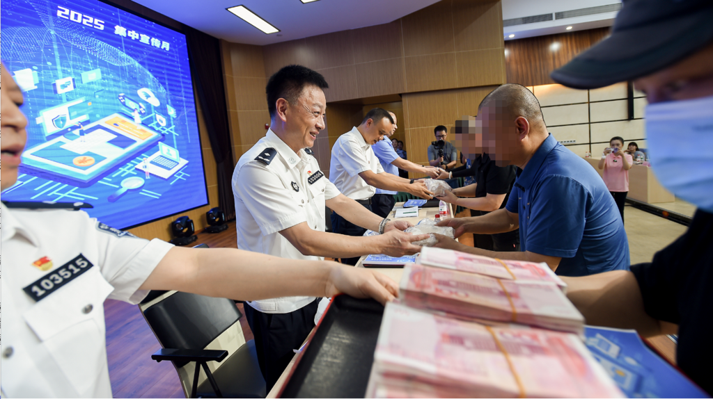 南岸区“反诈集中宣传月”涉诈资金返还仪式现场。 警方供图