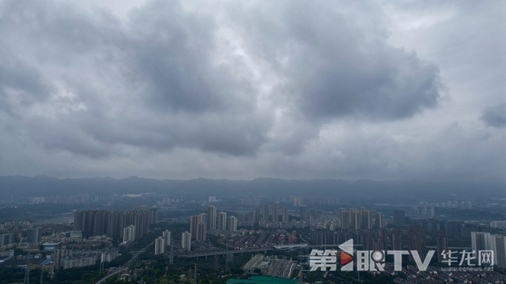 10月15日下午,渝北区天空中乌云密布。第1眼TV-华龙网记者 辛飞 摄