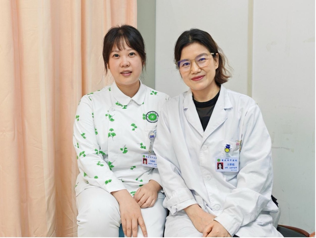 马晓婷（左）与王彩霞。 重庆市中医院供图