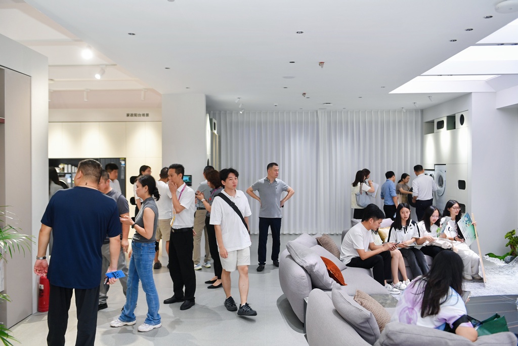 游客参观三翼鸟展区智慧客厅。受访单位供图