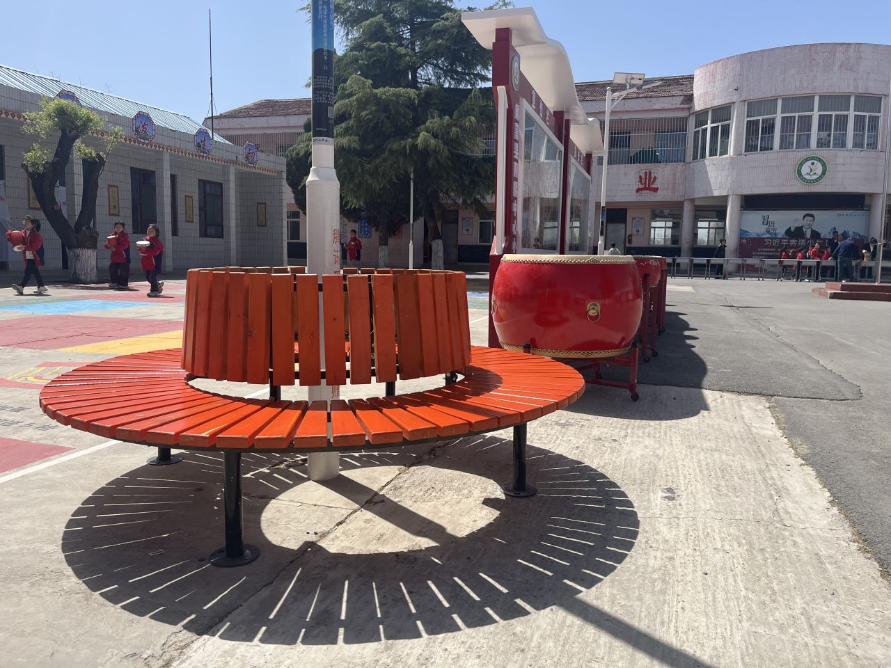 闻喜县阳隅中心小学,师生在路灯下加装了椅子,方便休息。这是改造校园的成果之一。(南方周末记者杜寒三/供图)