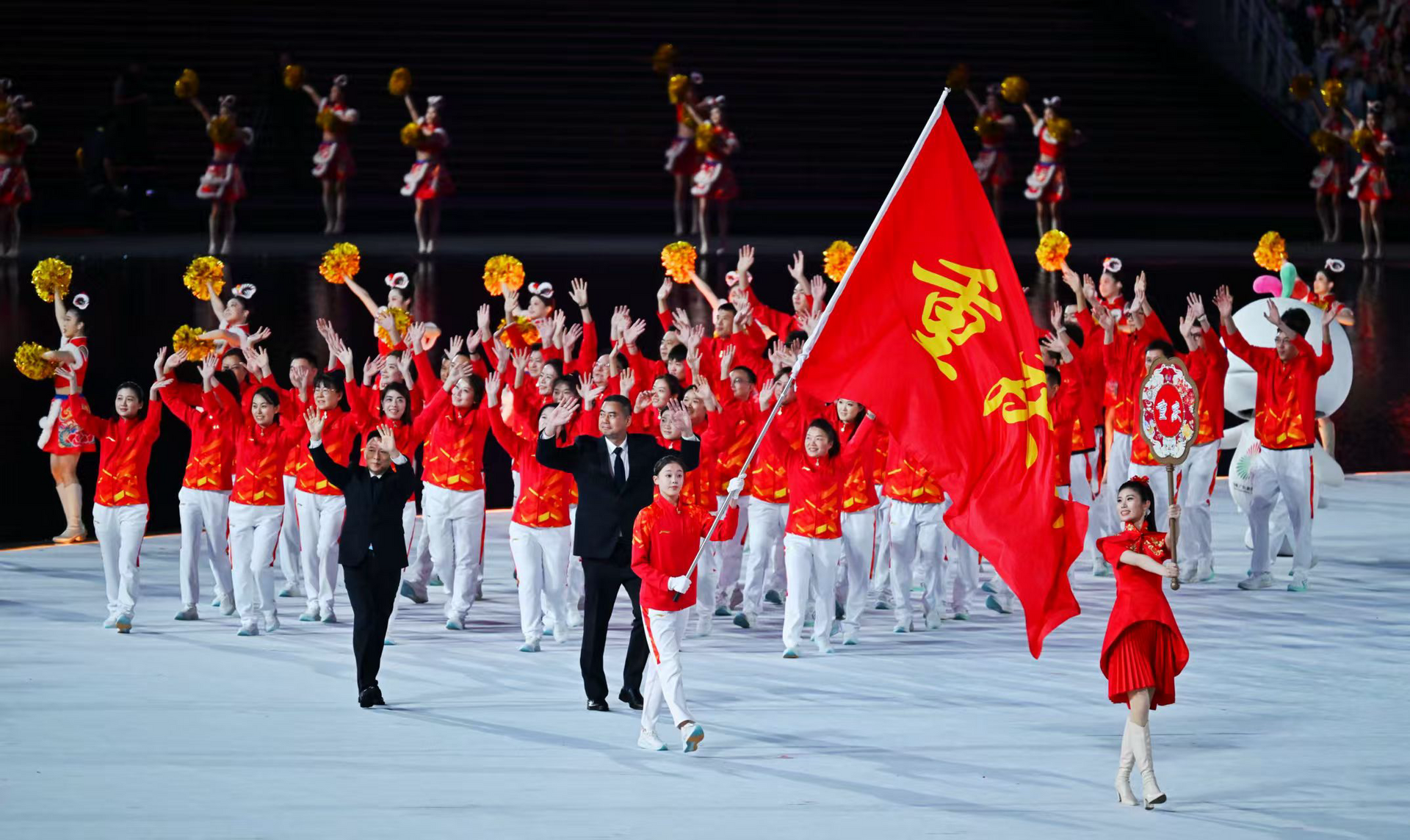 重庆代表团入场。龙帆摄