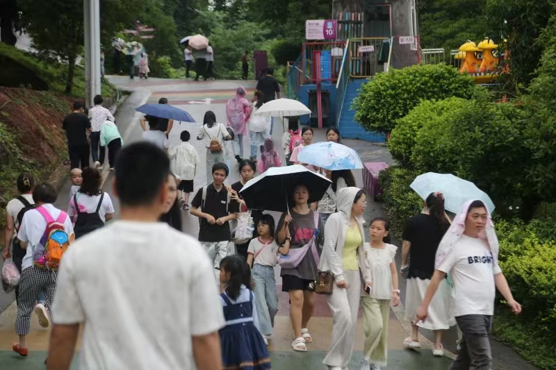 美心红酒小镇迎来众多游客。受访者供图