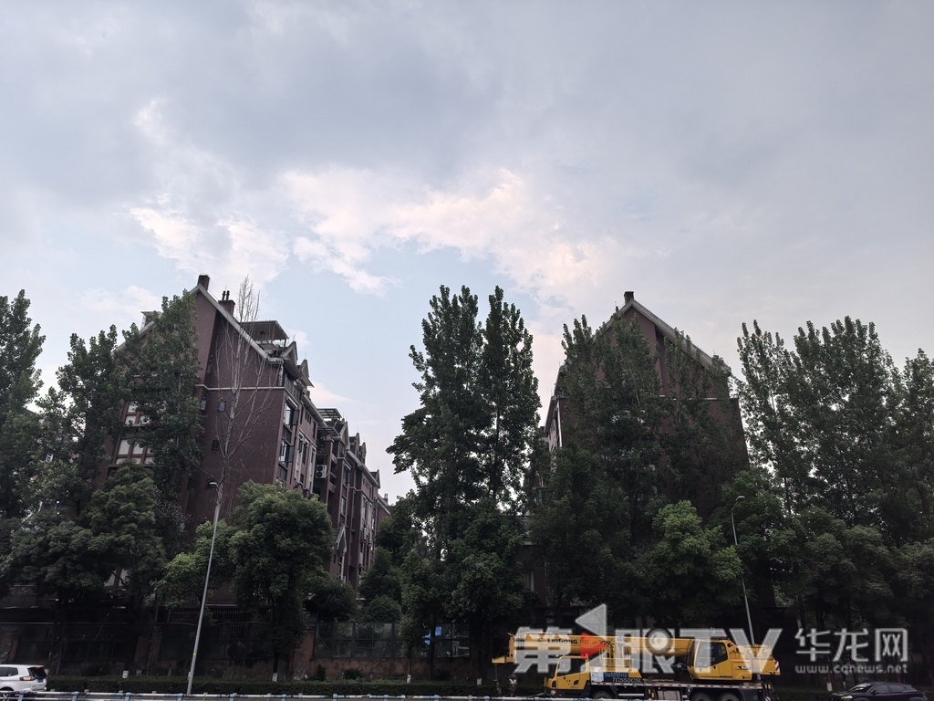 今日重庆中心城区多云,局地有阵雨。第1眼TV-华龙网 李舒 摄