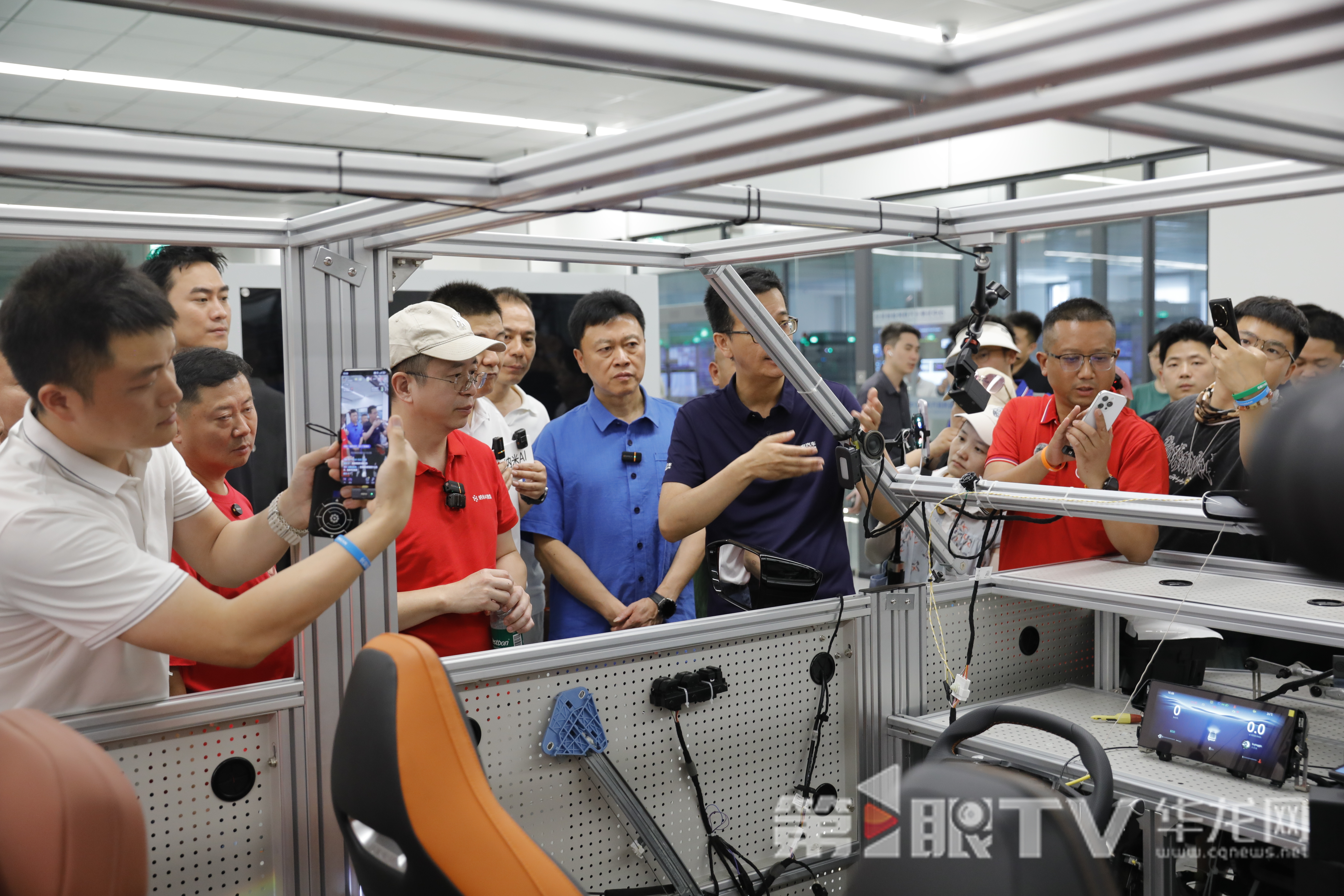 周鸿祎参观参观长安汽车全球智能网联汽车测试中心。 第1眼TV-华龙网记者 石涛 摄