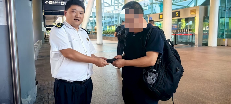驾驶员杨伟将手机送回乘客。受访者供图
