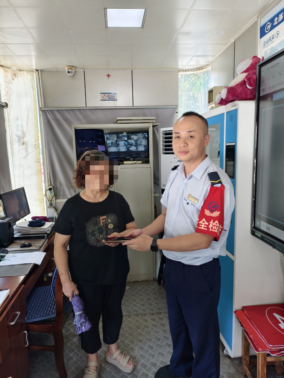 乘客李阿姨在调度室领回手机。受访者供图