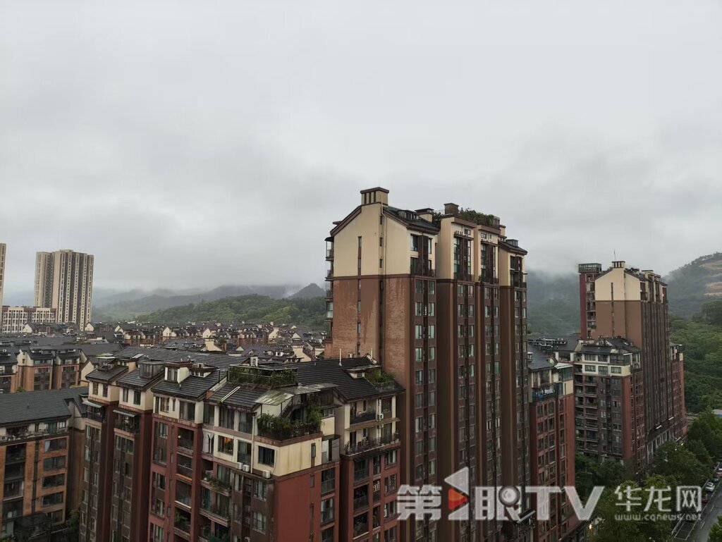 今日重庆中心城区有阵雨。第1眼TV-华龙网实习生 刘湘婷 摄
