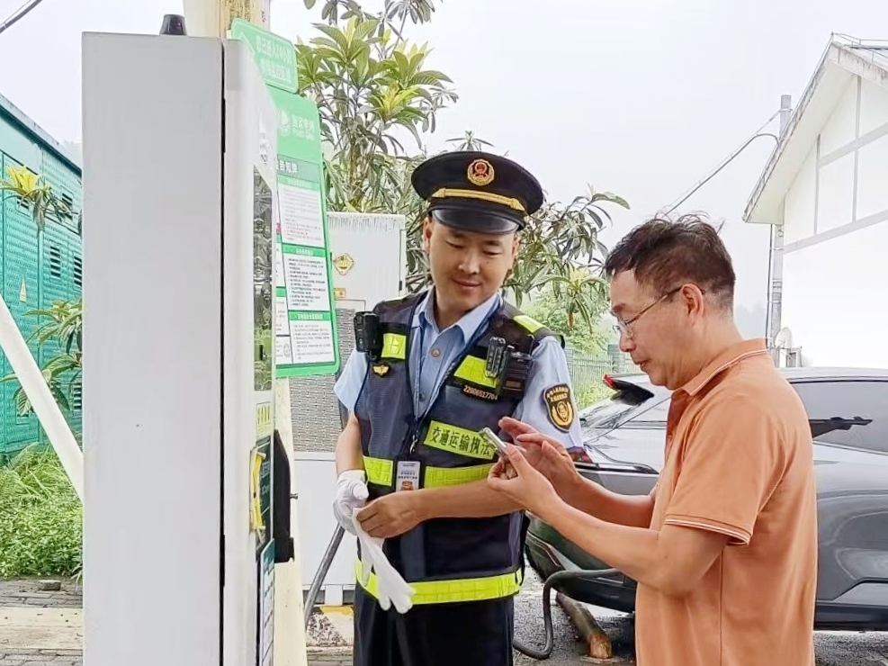 执法队员在服务区充电桩为驾驶员提供引导服务。受访者供图