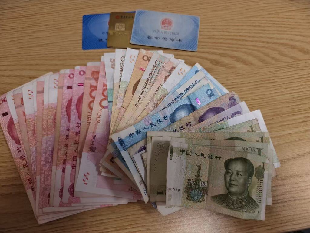 老人的包遗落车上，里面有上千元现金。受访者供图