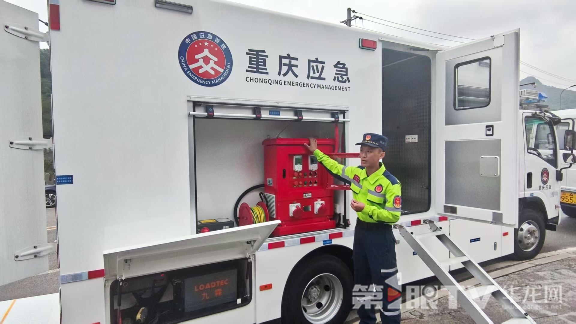 工作人员介绍应急救援装备情况。第1眼TV-华龙网记者 梁浩楠 摄