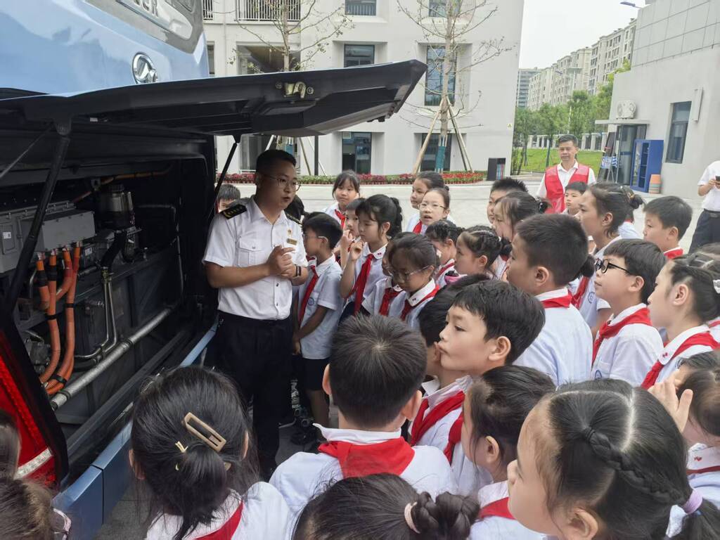 学生们跟着公交志愿者“探秘公交”。受访者供图
