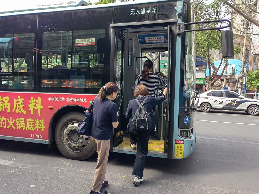 乘客乘坐公交出行。受访者供图