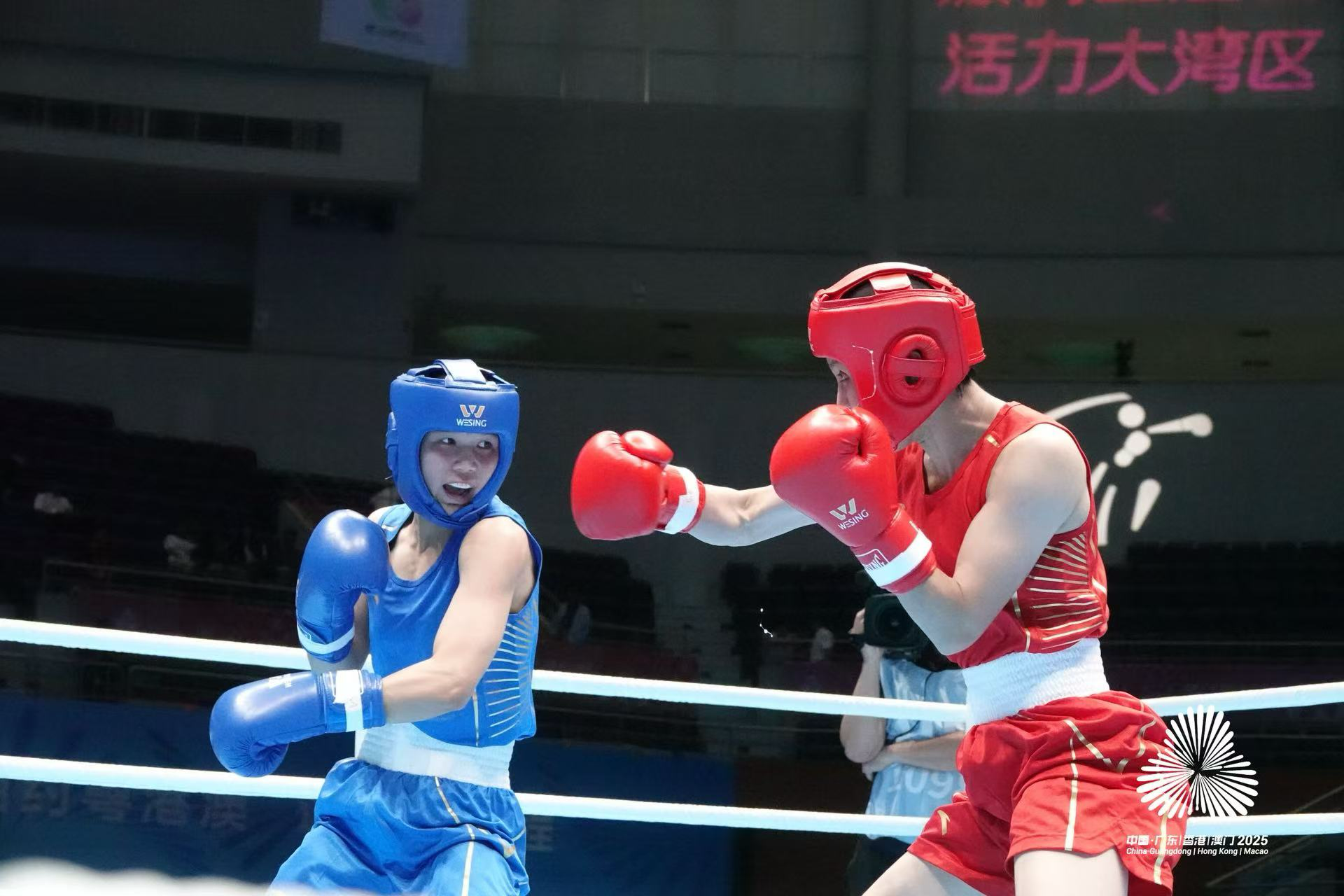 徐小欣（蓝）在比赛中。市体育局供图