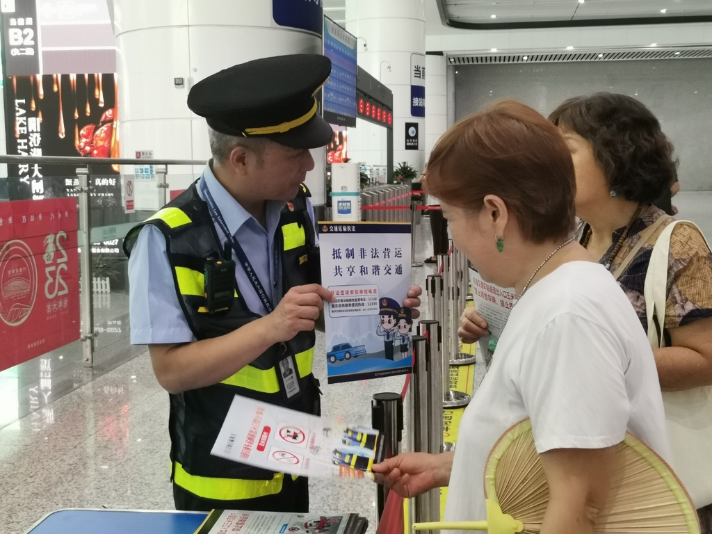图说 执法人员开展普法宣传活动。受访者供图