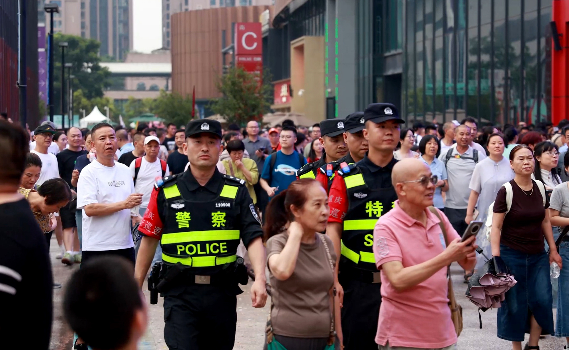 公安民警在巴南区华熙文化中心周边巡逻。巴南区公安分局供图