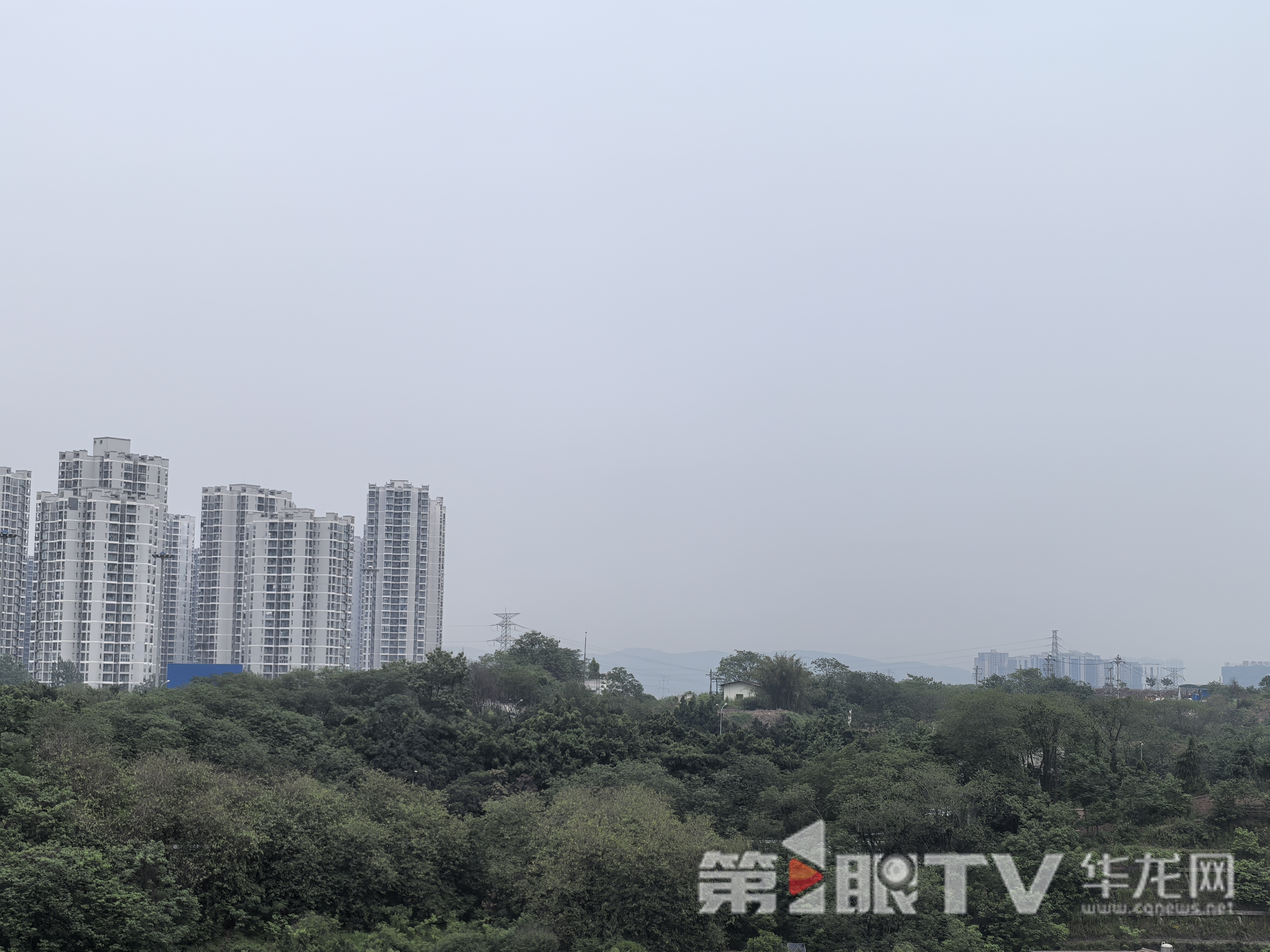 今日重庆中心城区多云局地有阵雨。第1眼TV-华龙网 李舒 摄