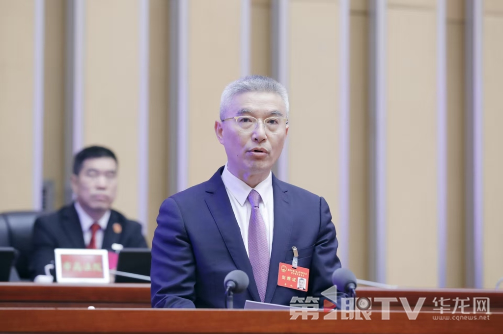 屠锐作关于《重庆市生态文明宣传教育条例(草案)》的说明。第1眼TV-华龙网记者 石涛 摄