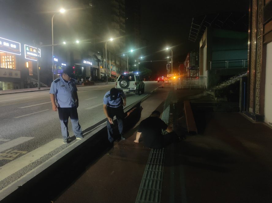 民警询问男子情况。受访者供图