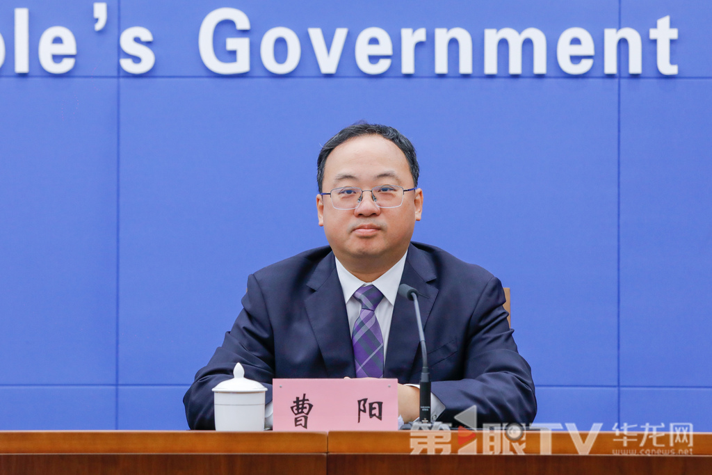 10月13日，“高质量完成‘十四五’规划 谱写中国式现代化重庆篇章”系列主题新闻发布会（第十九场）举行，本场介绍“十四五”时期重庆城市治理高质量发展成效。图为市城市管理局副局长曹阳回答记者提问。第1眼TV-华龙网记者 石涛 摄